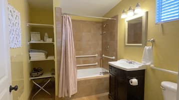 Ensemble douche/baignoire, baignoire à jets, sèche-cheveux