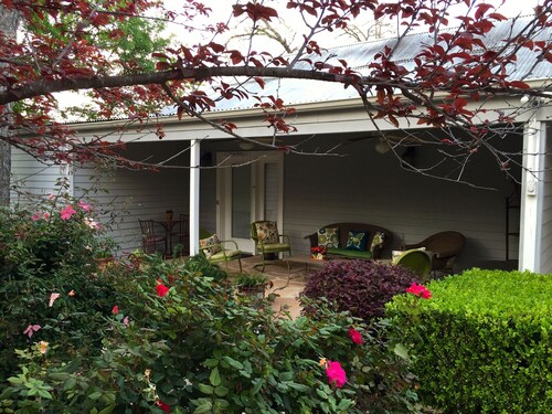 Located In The Heart Of Historic New Braunfels, Comal River & Schlitterbahn