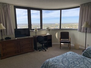 3 slaapkamers, een strijkplank/strijkijzer, gratis wifi, beddengoed