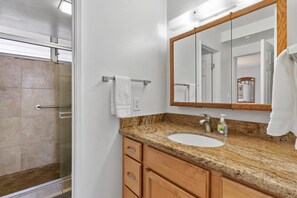 Douche, séchoir à cheveux, serviettes fournies
