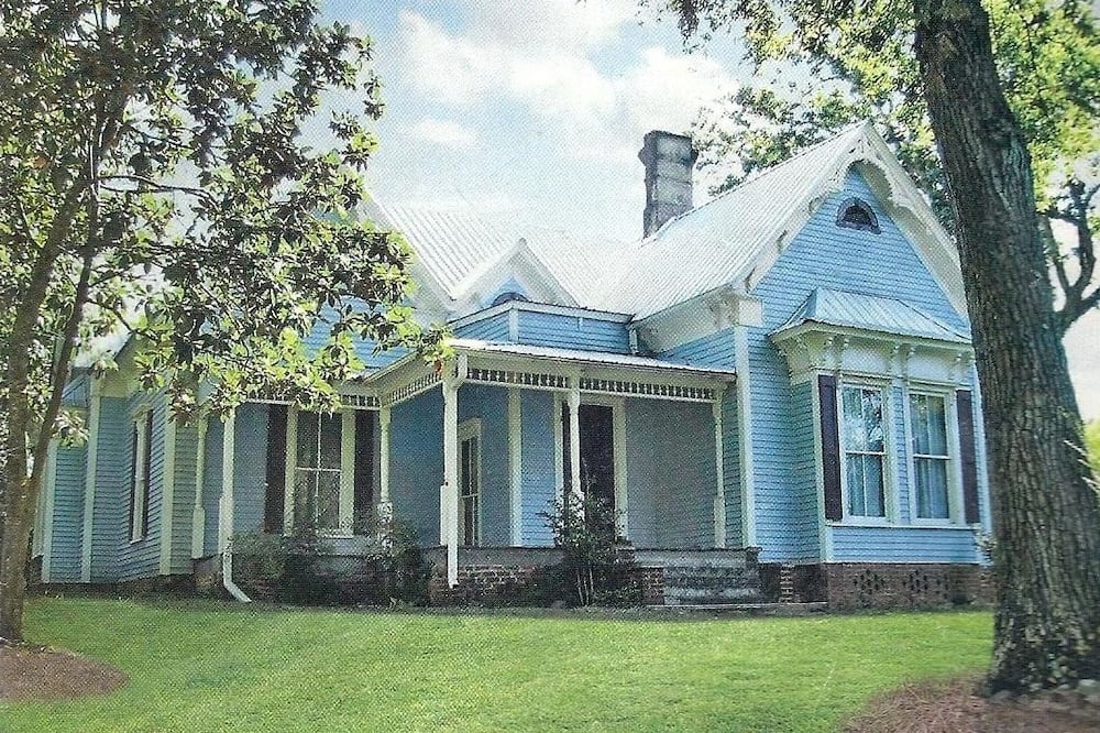 Adair Manor Bed& Breakfast
