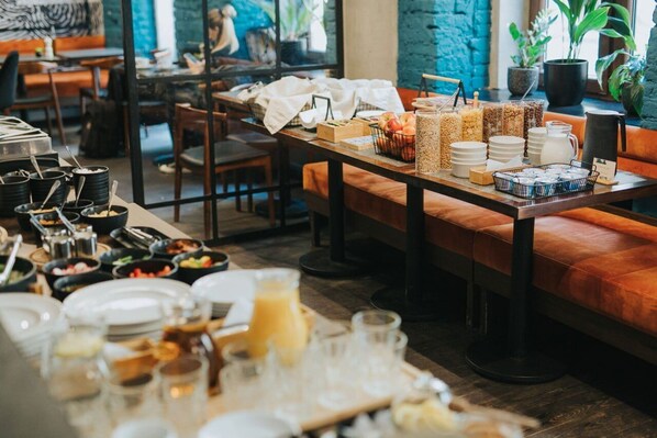 每日供应自助式早餐（每人 PLN 40）