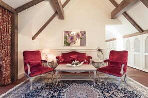 32-英寸纯平电视 （配备卫星频道）、电视