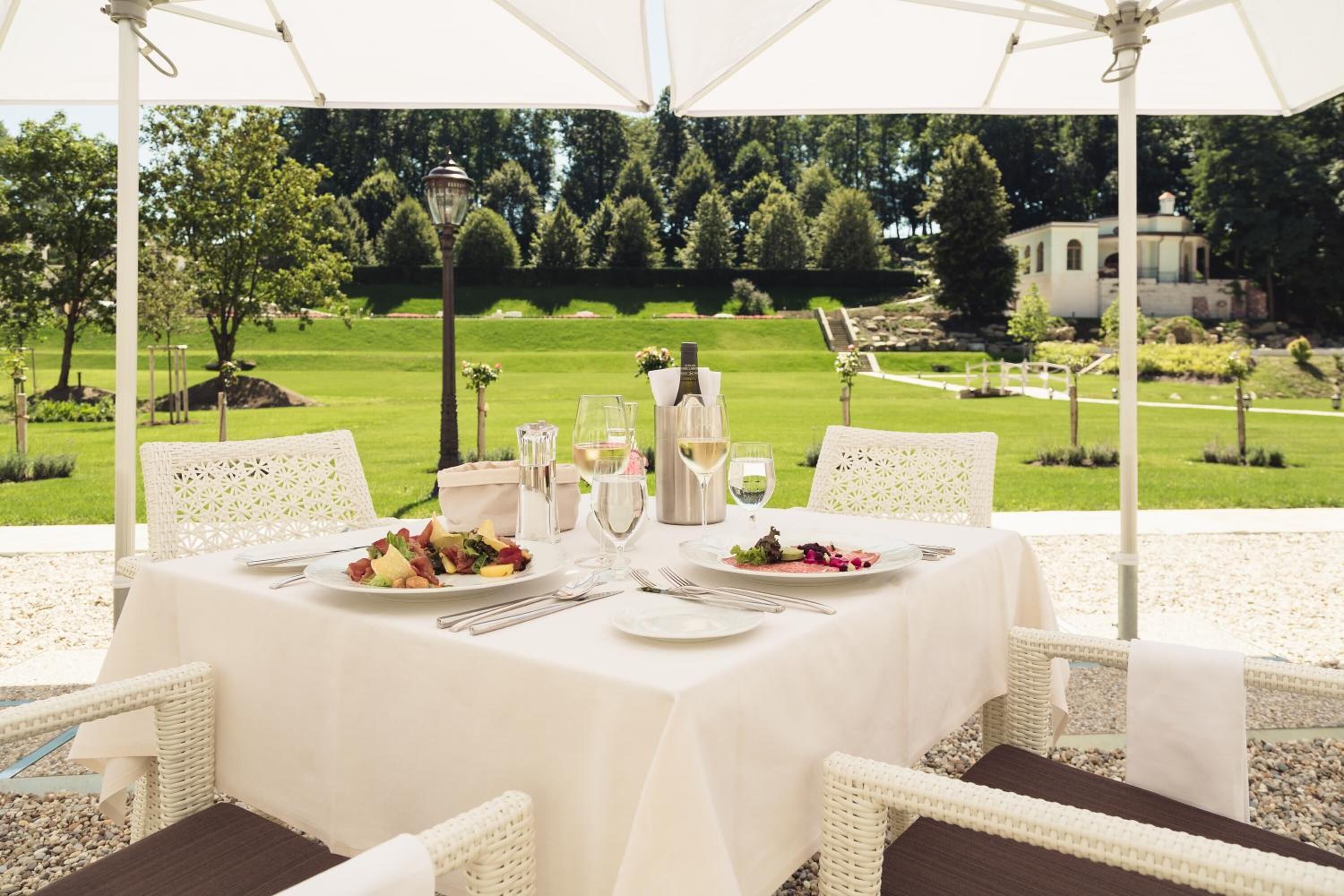 Mittagessen und Abendessen, Blick auf den Garten 