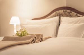 Standard Room | Premium bedding, down duvets, minibar, in-room safe - Schloss Thalheim (Kapelln)