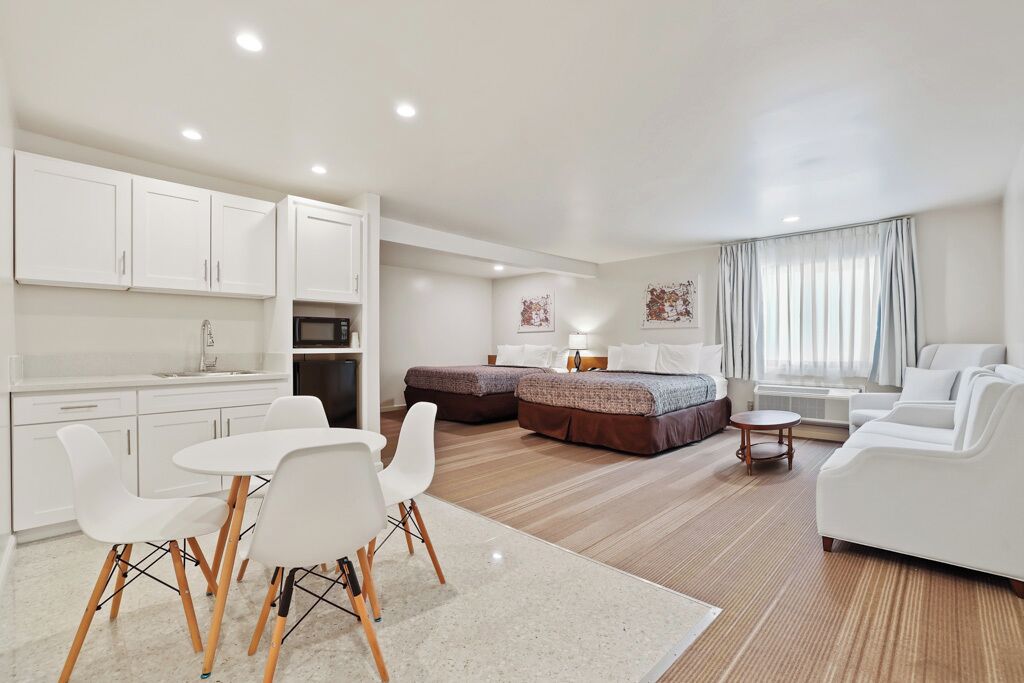 Kamar Deluks | Meja kerja, Wi-Fi gratis, dan seprai linen