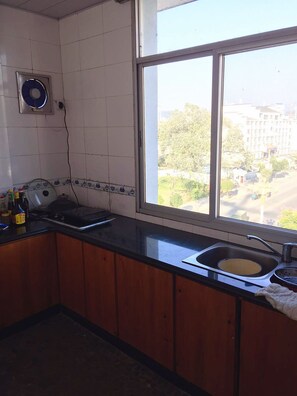 Frigorífic gran, microones, placa de cuina i rentaplats