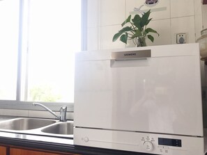 Full-size fridge, microwave, stovetop, dishwasher - Taining Happy Stone Duplex Apartment (Sanming)