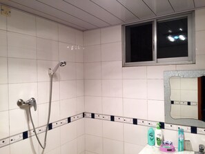 Shower, free toiletries, hair dryer, slippers - Taining Happy Stone Duplex Apartment (Sanming)