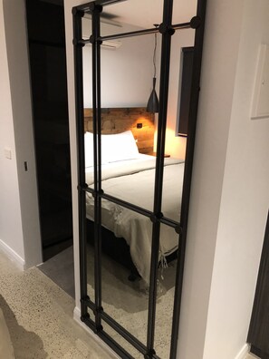 Premium bedding, pillow-top beds, individually decorated - Timber Door Luxury Accommodation Geelong (Geelong)