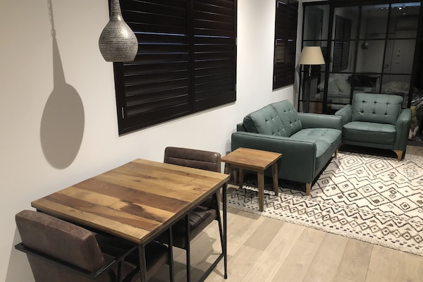 Deluxe-Apartment, 1 King-Bett, Stadtblick (Adults Only) | Wohnbereich | 135-cm-Smart-TV mit Satellitenempfang, Fernseher, Netflix