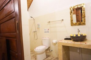 Dusche, kostenlose Toilettenartikel, Handtücher