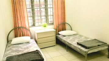 4 bedrooms, iron/ironing board, internet, bed sheets