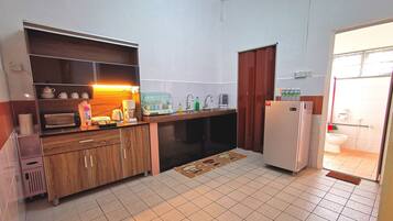 Coffee/tea maker, cookware/dishes/utensils