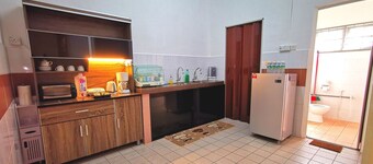 WHY PAY MORE @ Downtown Double Storey Homestay