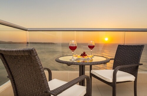 Luxury apartment facing the sea