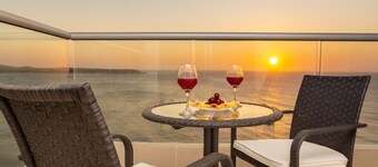 Luxury apartment facing the sea