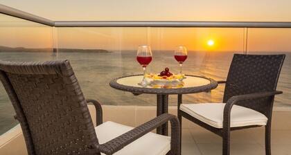 Luxury apartment facing the sea