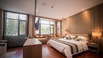 غرفة تننفيذية مزدوجة | أسرّة بطبقة علوية مريحة وميني بار وخزنة داخل الغرفة ومكتب