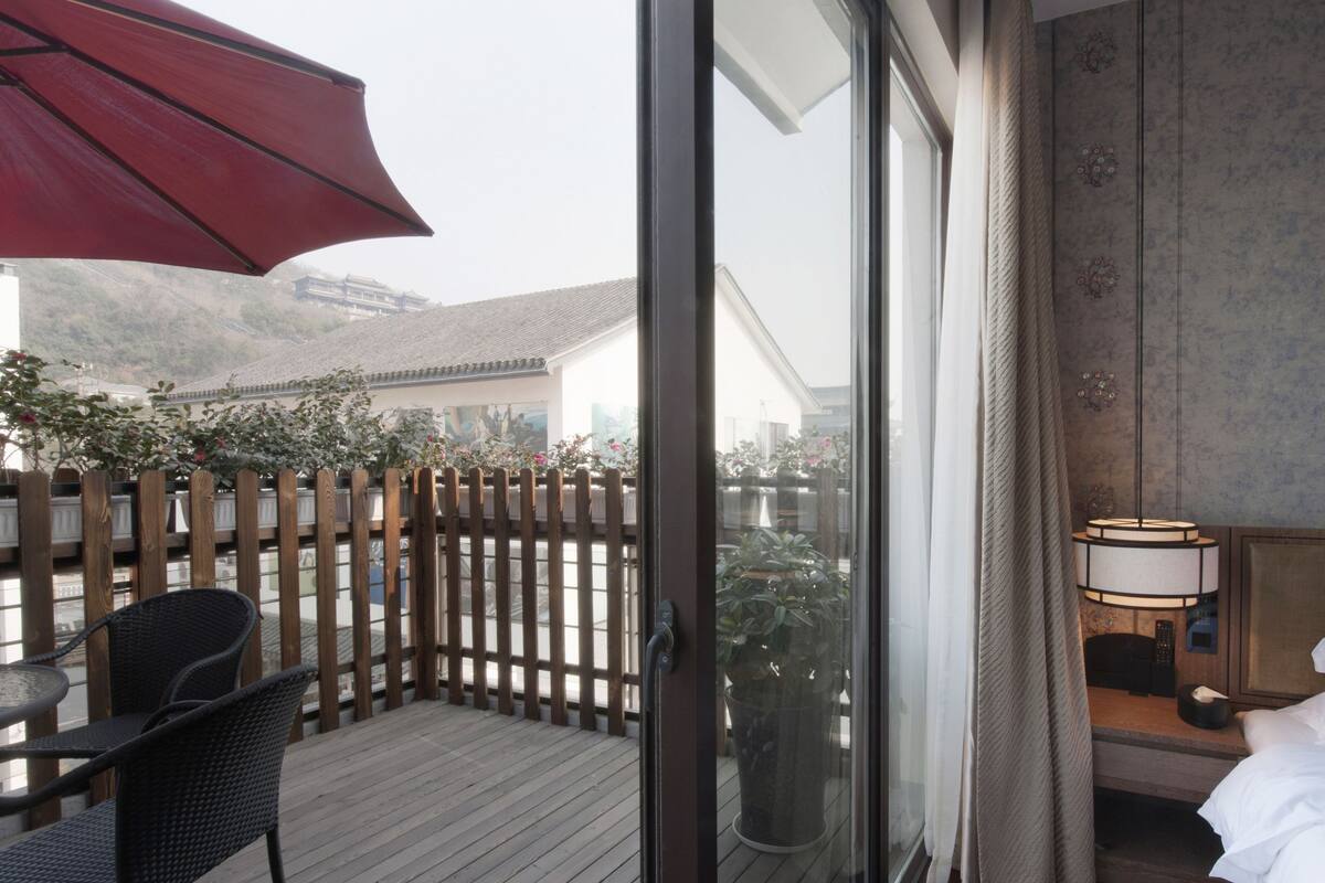 Tent, 1 Bedroom | Tilam berlapik, bar mini, peti besi dalam bilik, meja 