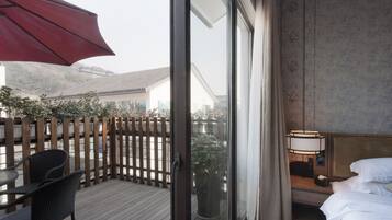 خيمة بانوراما - غرفة نوم واحدة | أسرّة بطبقة علوية مريحة وميني بار وخزنة داخل الغرفة ومكتب