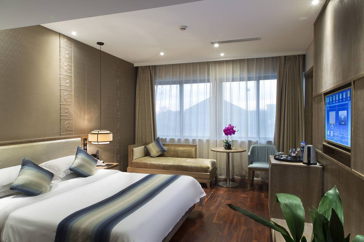 Exclusive Double Room | Tilam berlapik, bar mini, peti besi dalam bilik, meja 