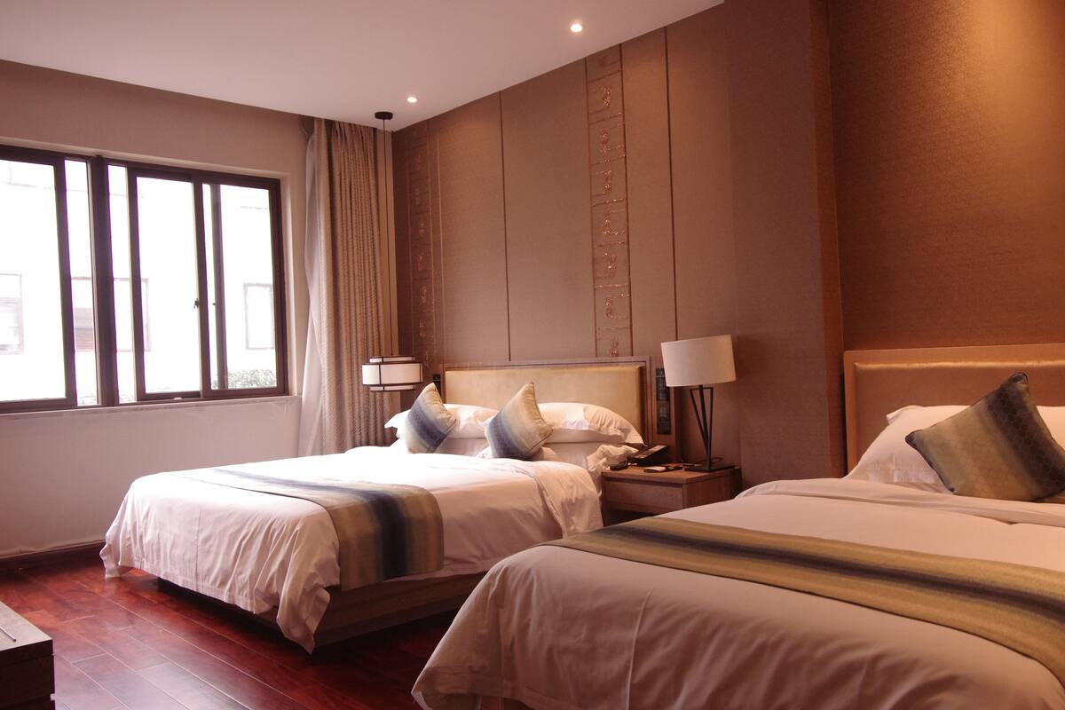 Family Room | Tilam berlapik, bar mini, peti besi dalam bilik, meja 