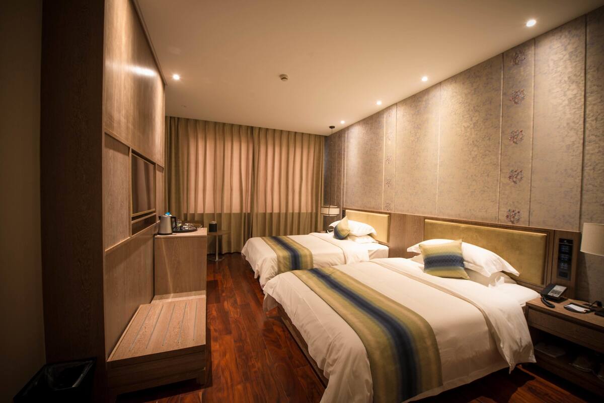 Deluxe Twin Room | Tilam berlapik, bar mini, peti besi dalam bilik, meja 