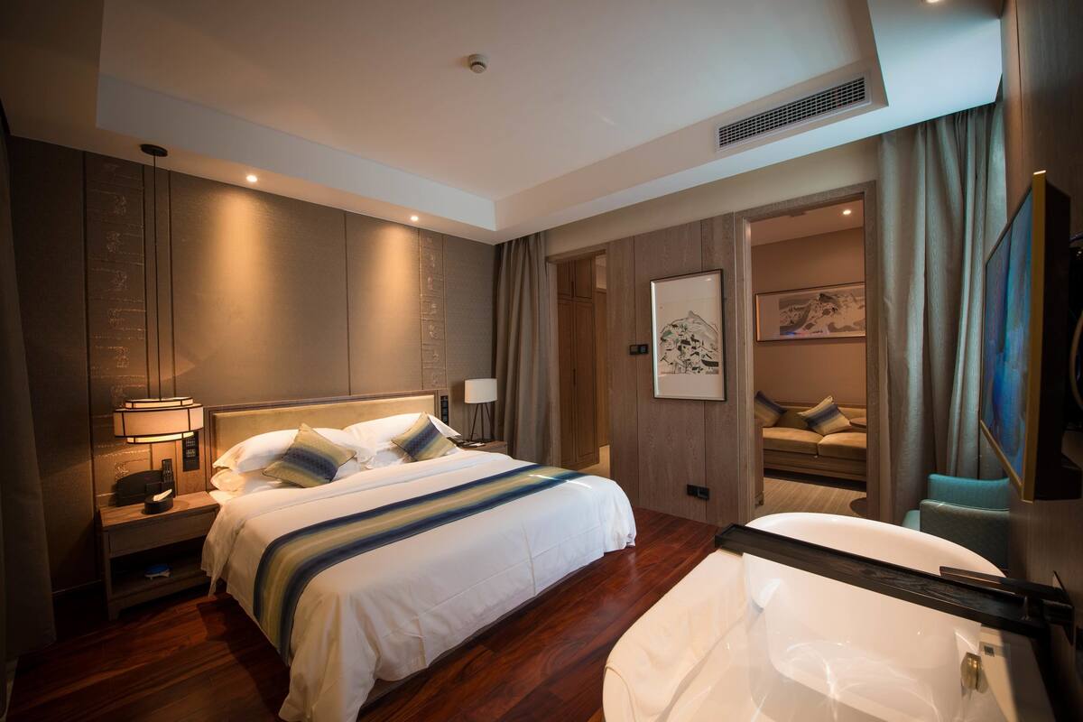 Deluxe Double Room | Tilam berlapik, bar mini, peti besi dalam bilik, meja 