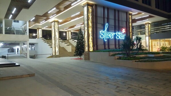 Overnatningsstedets facade – aften/nat