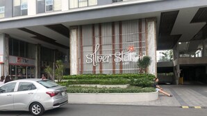A building with a sign reading "Silver Star." - Hung Phat 2 Silver Star Apartment Room TNT (Ho Chi Minh City)
