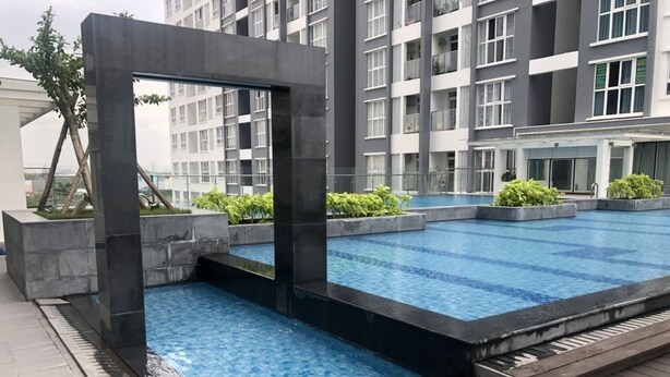 A rooftop swimming pool with a modern design, surrounded by a multi-story building. - Hung Phat 2 Silver Star Apartment Room TNT (Ho Chi Minh City)