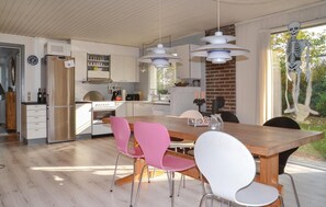 Refrigerador, parrilla de estufa, lavavajillas y cafetera y tetera 