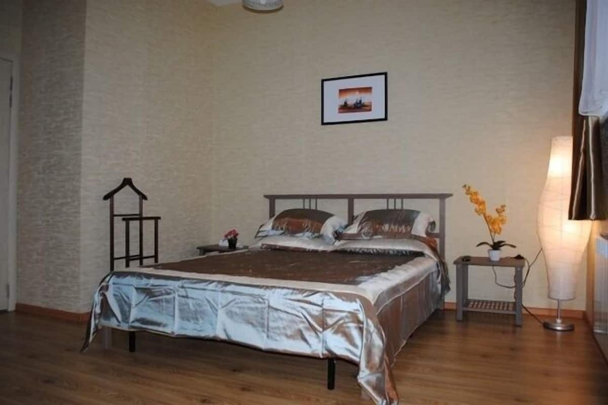 Comfort Room | Soundproofing, iron/ironing board, free WiFi, bed sheets