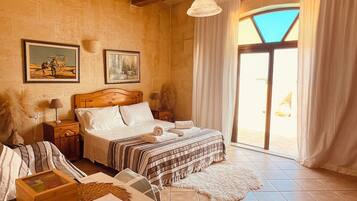 Camera Deluxe, balcone, vista mare | Biancheria da letto di alta qualità, copriletto in piuma, minibar