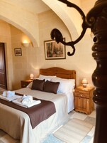 Ropa de cama de alta calidad, cubrecamas y minibar 