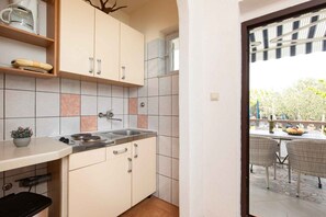 Fridge, stovetop, coffee/tea maker, toaster - Holiday apartment 500 m from the centre (Vrbnik)