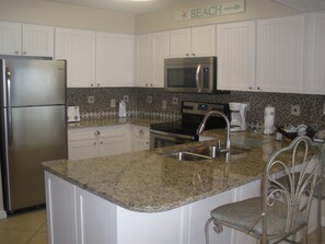 Kjøleskap, mikrobølgeovn, ovn og kokeplater