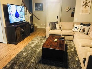 Smart TV, chimenea, reproductor de DVD y libros 