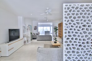 Smart TV, table tennis