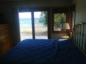 5 chambres, bureau, fer et planche à repasser, lit parapluie