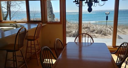 ON THE BEACH, Borders Whitefish Dunes State Park. Best Location in Door County