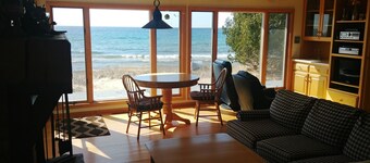 La mejor ubicación, EN LA PLAYA.  limita con el Parque Estatal Whitefish Dunes