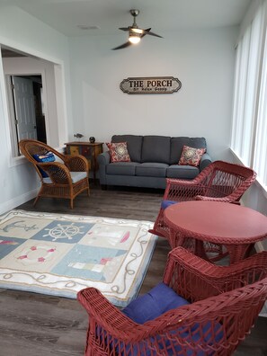 Smart TV, fireplace, books - Beautiful Newer Park/Lakefront home! (Huron)