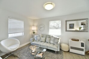 Smart TV, DVD player - Shasta Serenity A cozy cottage in Downtown Mt Shasta (Mt Shasta)