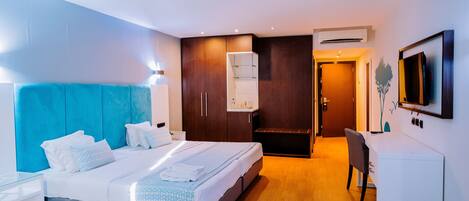 Caja de seguridad en la habitación y escritorio