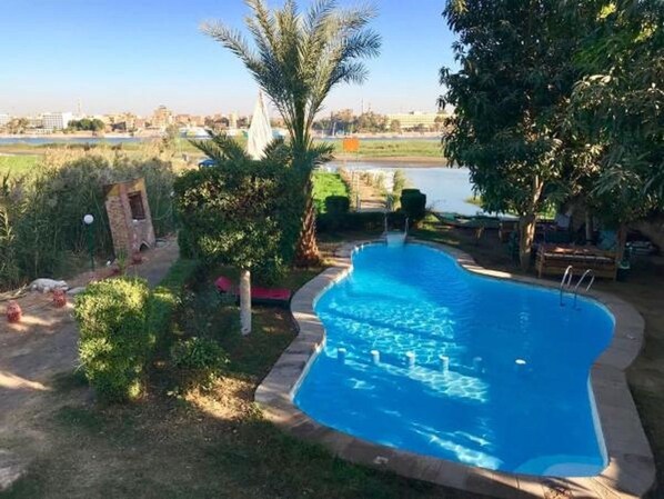 Outdoor pool - Al Baeirat hotel (Luxor)