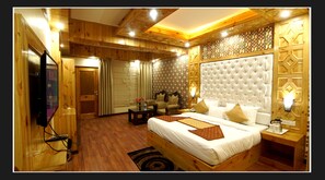 Luxury Room | Living room | 40-inch LED TV with satellite channels, TV