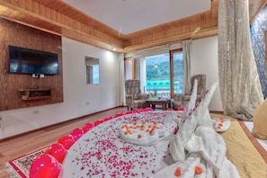 Honeymoon suite | Een bureau, een laptopwerkplek, geluiddichte muren