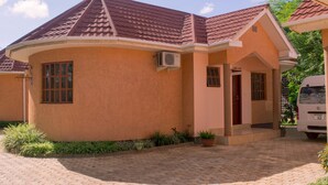 Property grounds - Lindrin Lodge (Moshi)